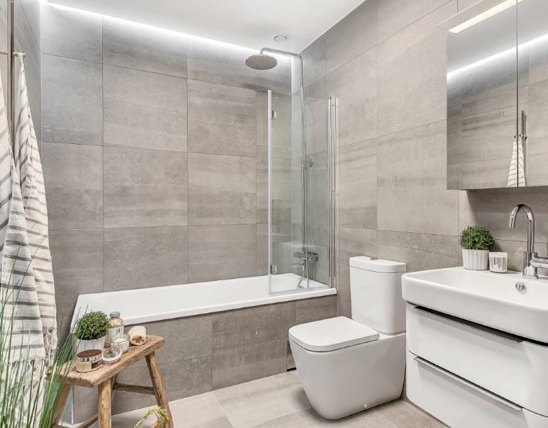 Šiuolaikinio pilkos spalvos vonios kambario dizainas
