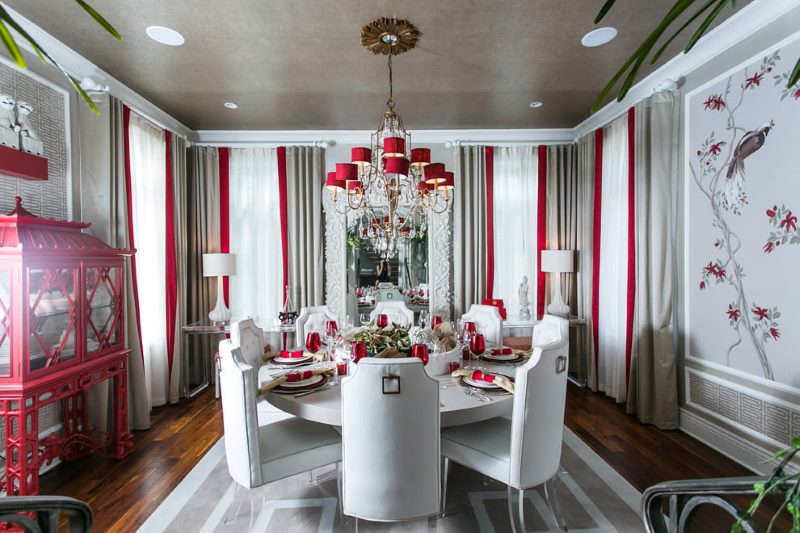 Червено-сиви завеси в хола на частна къща