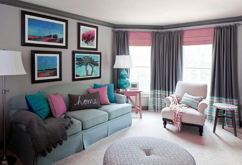 Dizajn sobe sa sivim i ružičastim zavjesama