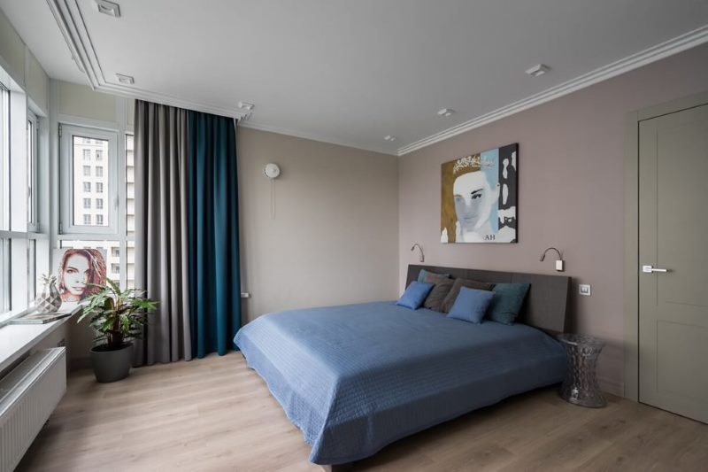 De combinatie van blauwe en grijze gordijnen in het interieur van de slaapkamer
