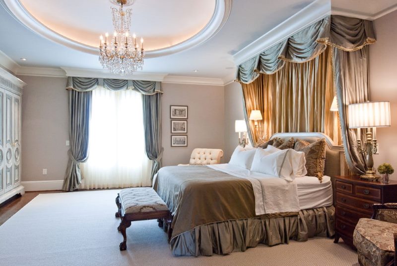 Спалня в класически стил със сиви завеси