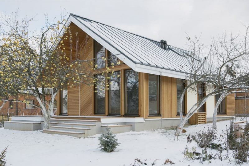 Maison à ossature de style scandinave avec fenêtres panoramiques