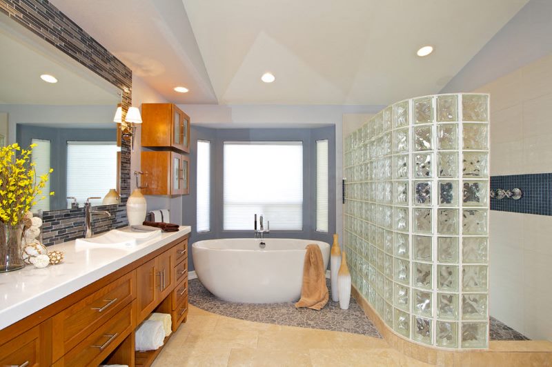 Üvegtömbökkel felszerelt modern fürdőszoba zónába állítása