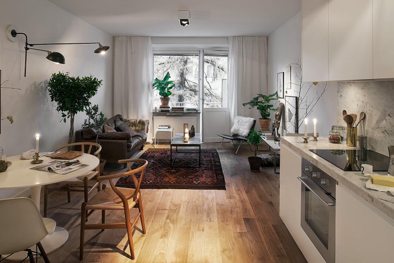 Cuisine-salon de style scandinave avec balcon