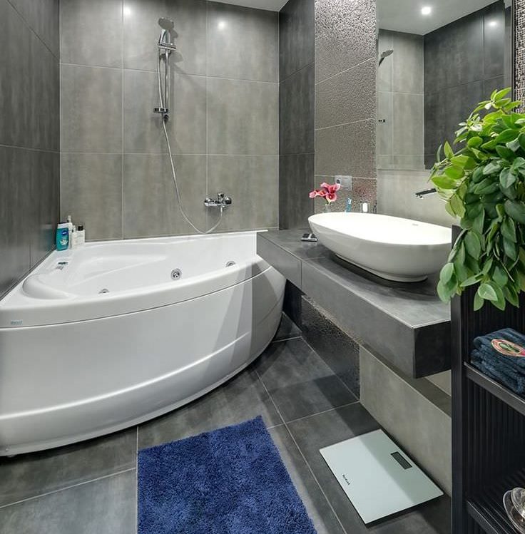 Pilkos spalvos modernaus vonios kambario interjeras
