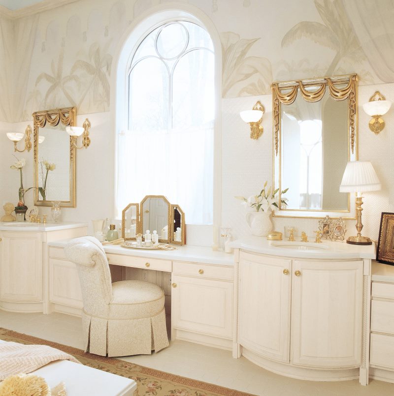 Twee spiegels aan de muur van een klassieke badkamer