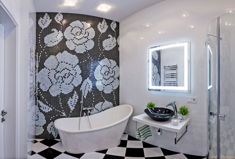 Modernus vonios kambarys su mozaika ant sienos