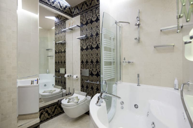 Тоалетна, окачена на стена до огледалото в банята