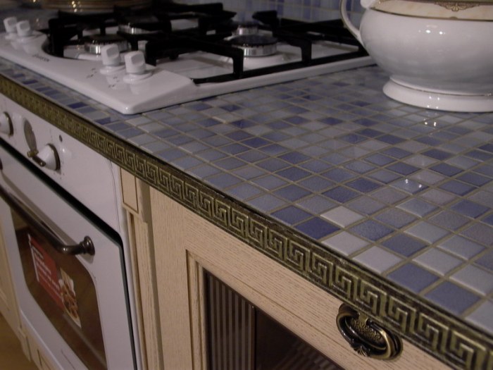 Virtuvės stalviršių tipai iš mozaikų.