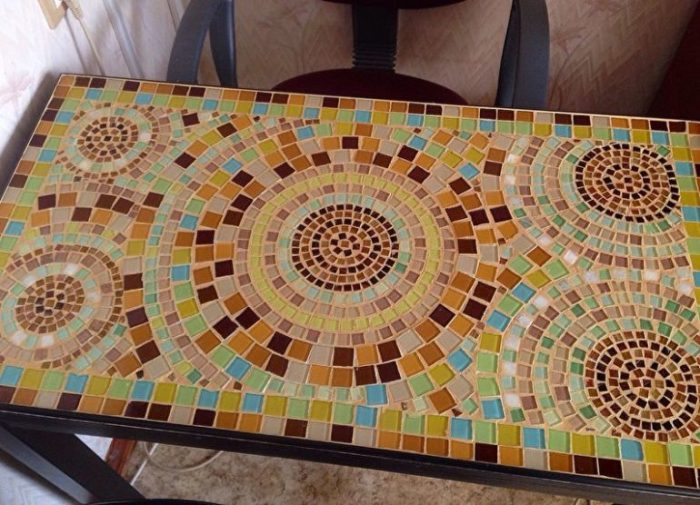 Mozaikinis virtuvės stalas.