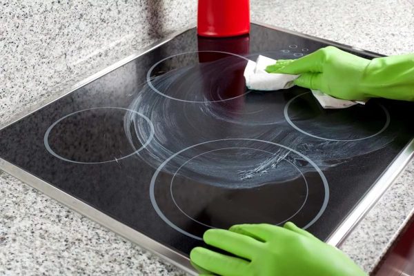 When cleaning the hob, it is necessary to use rubber gloves so that the product is not absorbed into the skin and does not enter the human body.