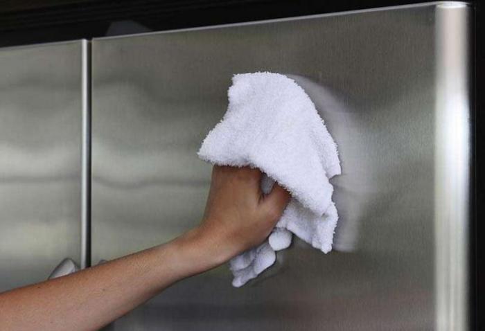 Cleaning the refrigerator outside.