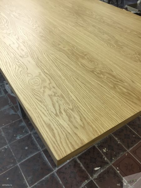 Плотът на масата има зеленикав оттенък