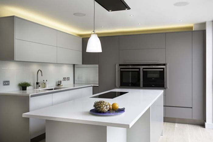 Virtuvė yra minimalizmo stiliaus.