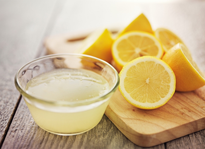 Membersihkan peti sejuk dengan jus lemon.