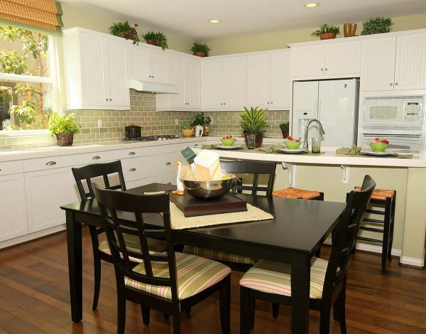 Many plants are completely unpretentious and do not require special care. They can safely decorate the kitchen