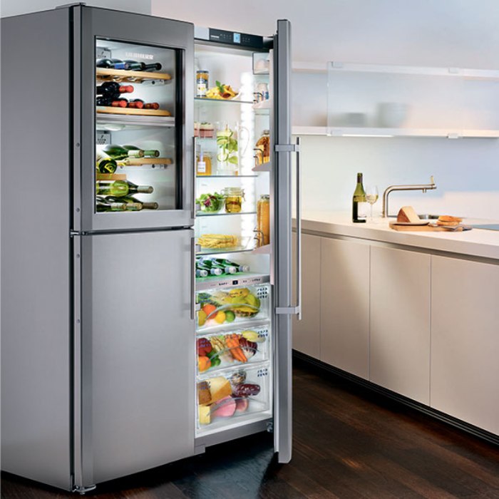 Réfrigérateur moderne dans la cuisine.