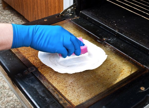 Met moderne wasmiddelen kunt u de oven van eventuele koolaanslag wassen.