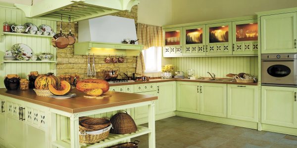 Provence stila virtuve ar pēcapstrādes virsmu