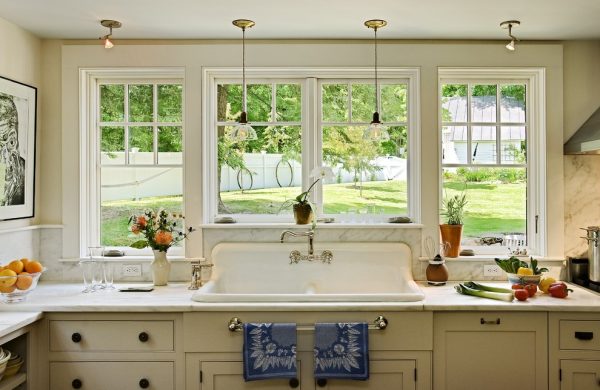 Jobb a fényképes növényeket a nagy ablakokkal ellátott konyhában választani