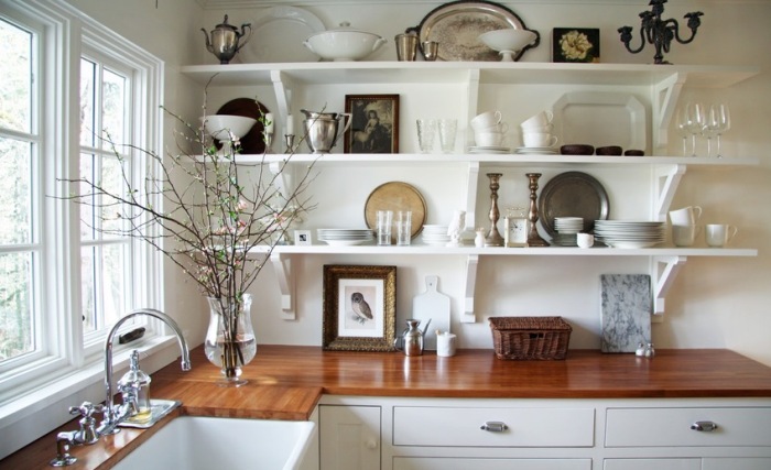 Decor open kitchen shelves.