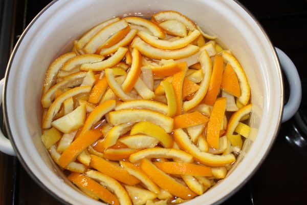 Afkooksel van sinaasappelschillen elimineert perfect geurtjes in de oven