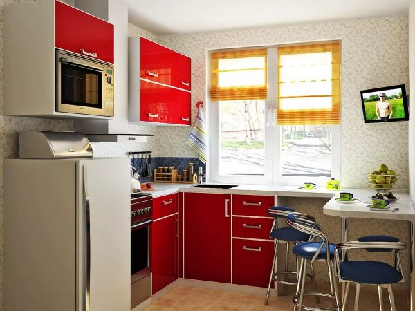 Pour économiser de l'espace, une petite famille peut acheter des modèles compacts de réfrigérateur, de cuisinière et d'autres éléments d'appareils électroménagers pour la conception de cuisines à Khrouchtchev.