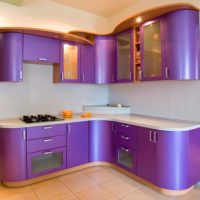 Violetinė virtuvė.