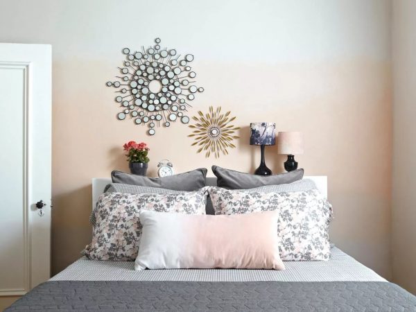 È meglio scegliere una sfumatura come rivestimento murale per una camera da letto con colori più tenui.