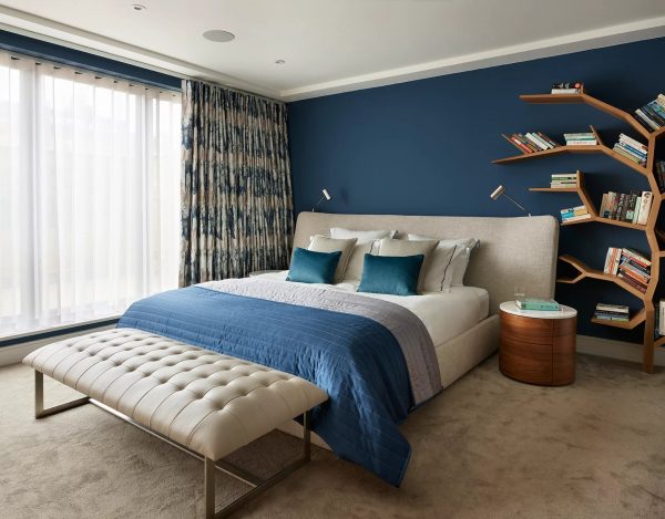Moderna spavaća soba u plavim nijansama