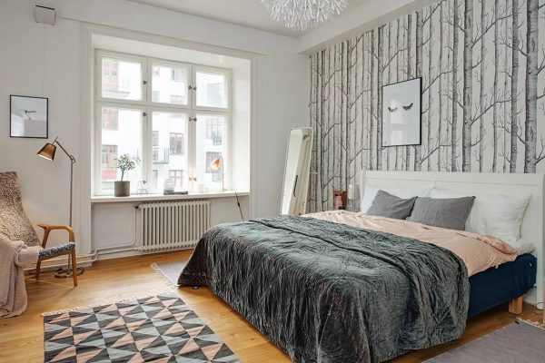 De slaapkamer in Scandinavische stijl is eenvoudig verzadigd met comfort en gezelligheid.