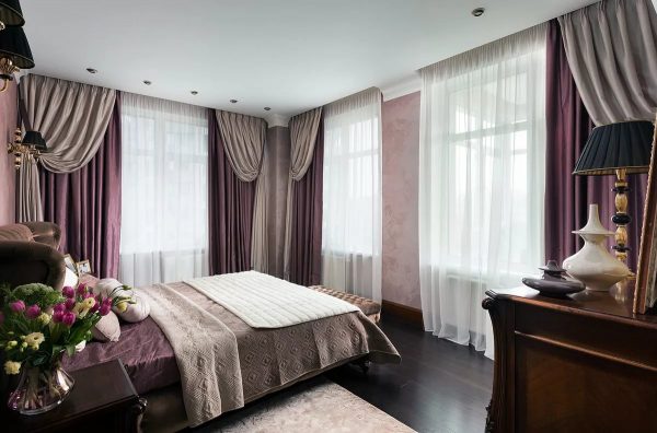 Grazie alle tende adeguatamente selezionate, una camera da letto può diventare non solo comoda per dormire e rilassarsi, ma anche elegante.