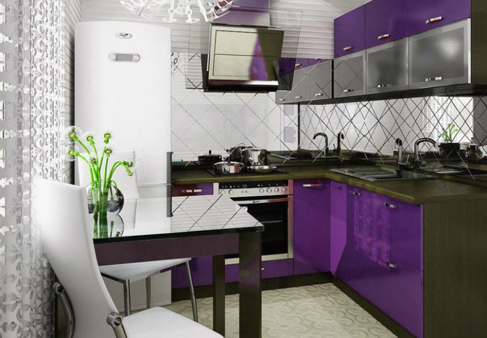 Kleine keuken is modern.