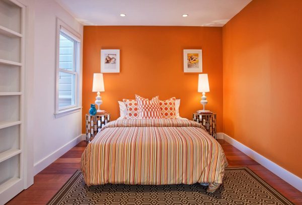 Rivestimenti arancioni per la camera da letto: un'ottima soluzione che caricherà un umore positivo per tutto l'anno.