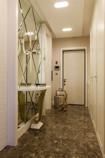 Si le couloir est petit, ne montez pas les lampes suspendues - elles peuvent être accidentellement accrochées ou renversées à la main.