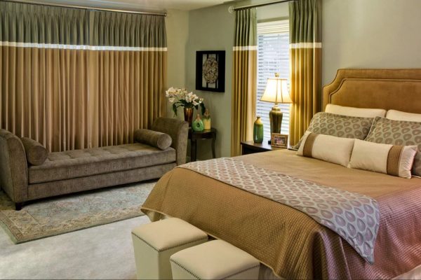 Des rideaux bien choisis vous permettront de vous sentir isolé et confortable dans la chambre à coucher.