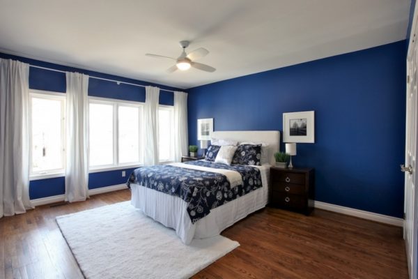 La camera da letto in blu sembrerà oscurata, ma influenzerà positivamente il rapido addormentarsi.