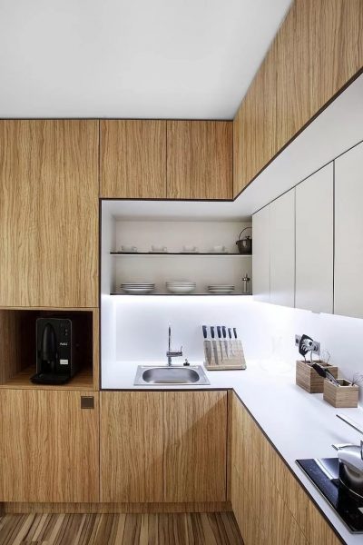 Les cuisines modernes offrent non seulement de réduire les zones, mais aussi de les cacher dans des armoires car inutiles.