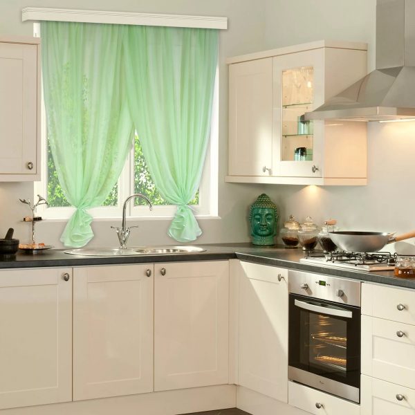 Pour une petite cuisine, des rideaux de couleur claire conviennent.