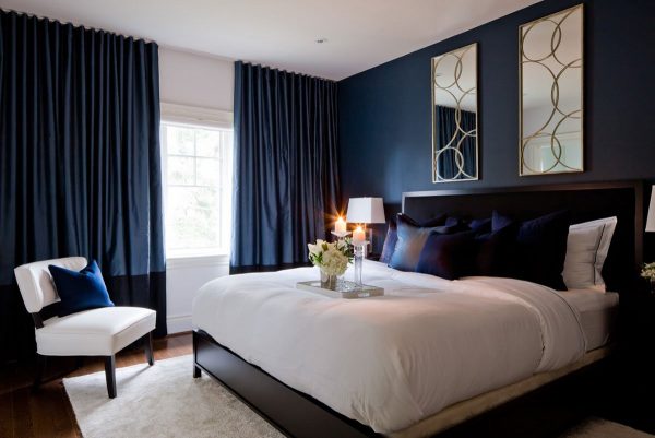 Per la camera da letto, è meglio scegliere tende oscuranti che aiuteranno a proteggere un sogno sensibile dalla luce solare.
