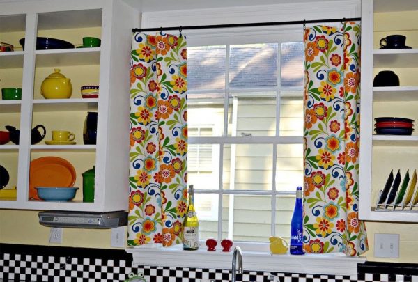 Vous pouvez coudre vos propres rideaux dans la cuisine