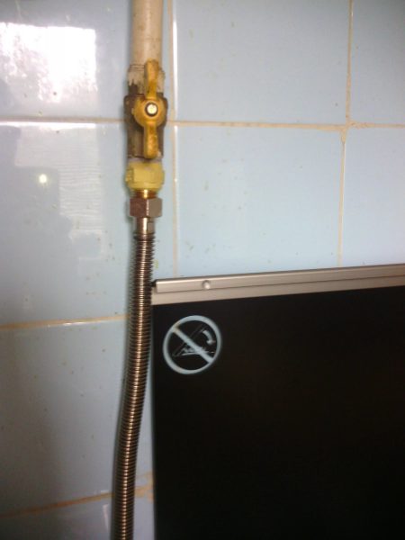 Un insert diélectrique est installé entre le robinet et le tuyau flexible.