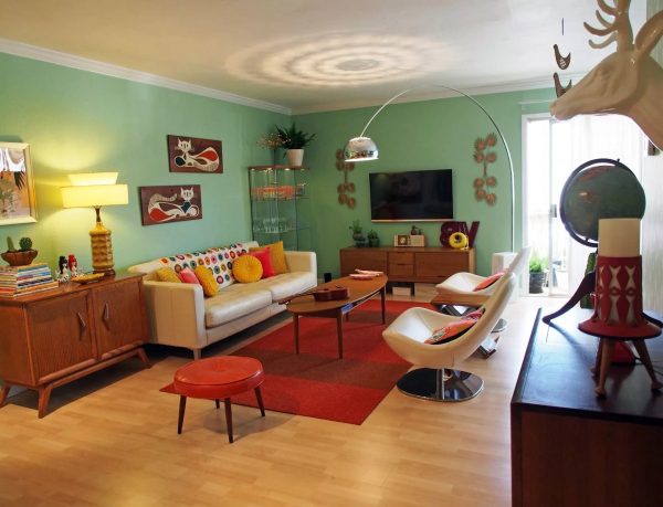 In het interieur van 2019 zijn de trends van de jaren zeventig populair. Dit betekent dat felle kleuren (vooral rood, oranje en blauw), contrasterende combinaties, vormloze meubels en een overvloed aan verschillende decoratieve elementen nu in de mode zijn.