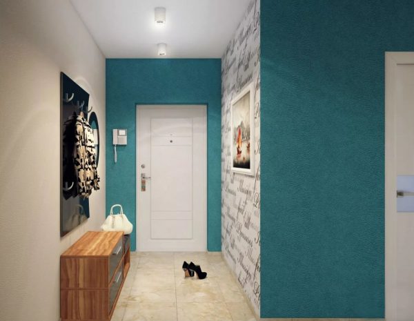 Contrasting wallpaper will give the hallway a special charm