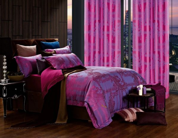 Les rideaux rouge-violet peuvent être utilisés en complément d’éléments de décoration ou en tant qu’unité indépendante attirant l’attention et créant un accent lumineux dans la pièce.