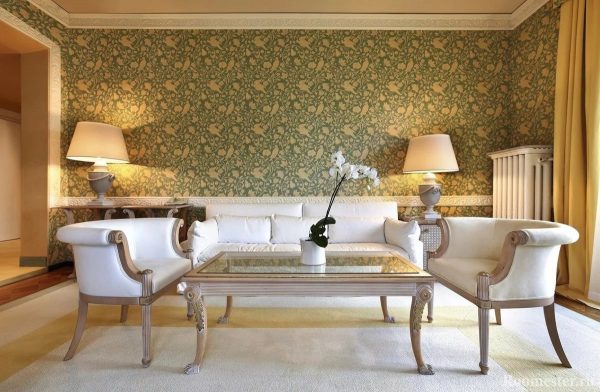Wallpaper seperti ini sangat sesuai untuk bilik yang dihiasi dengan gaya klasik. Mereka kelihatan bergaya dan menambah kemewahan yang diperlukan untuk pedalaman.