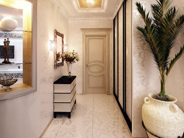 Choosing light wallpaper in the hallway, pay attention to the decor