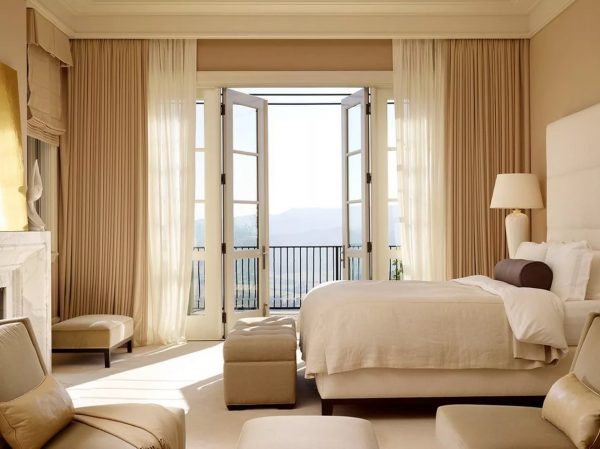 L'utilisation de couleurs douces est recommandée dans la chambre à coucher. Le décor des fenêtres devrait contribuer à la relaxation générale du corps, la chambre étant un lieu de détente.