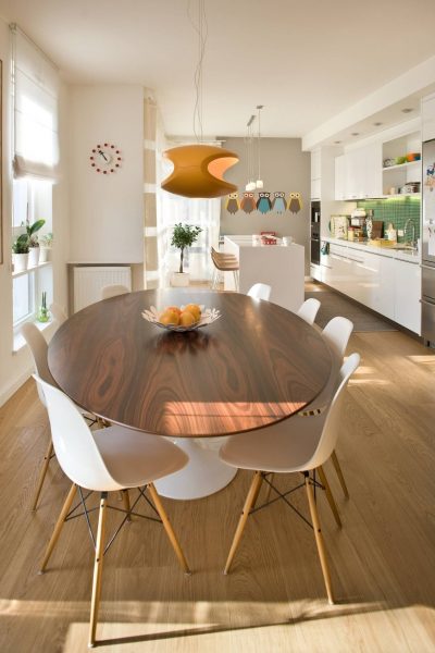 Il tavolo in legno si adatta perfettamente a qualsiasi interno