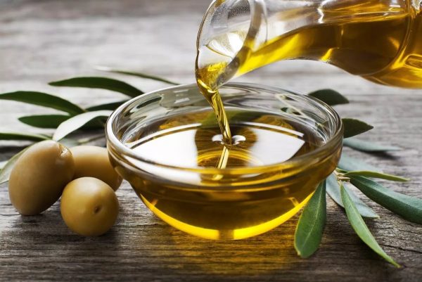 Pour certains dommages, l'huile d'olive, de tournesol ou de bébé ordinaire peut convenir.
